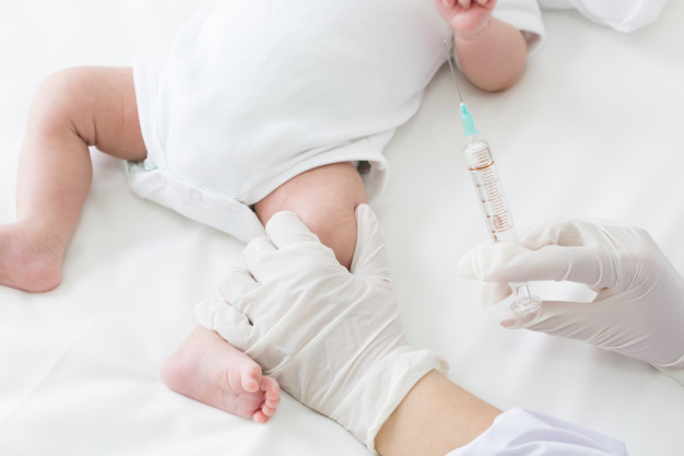 vacuna vacunacion virus hepatitis b bebes medicos vacunan muslos ninos 41350 13